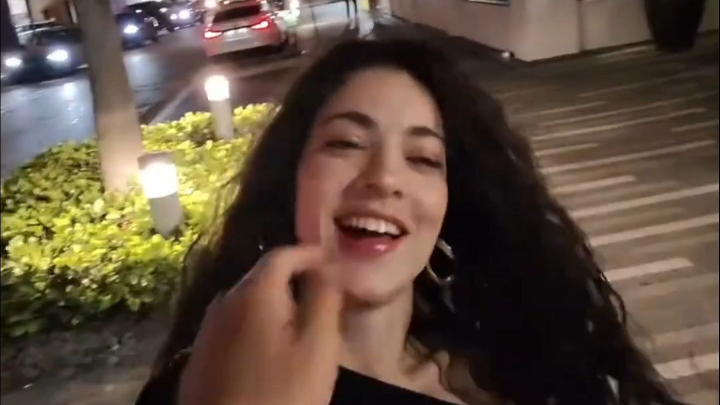 街头搭讪-齐刘海棕色直发的平胸过膝袜秘书